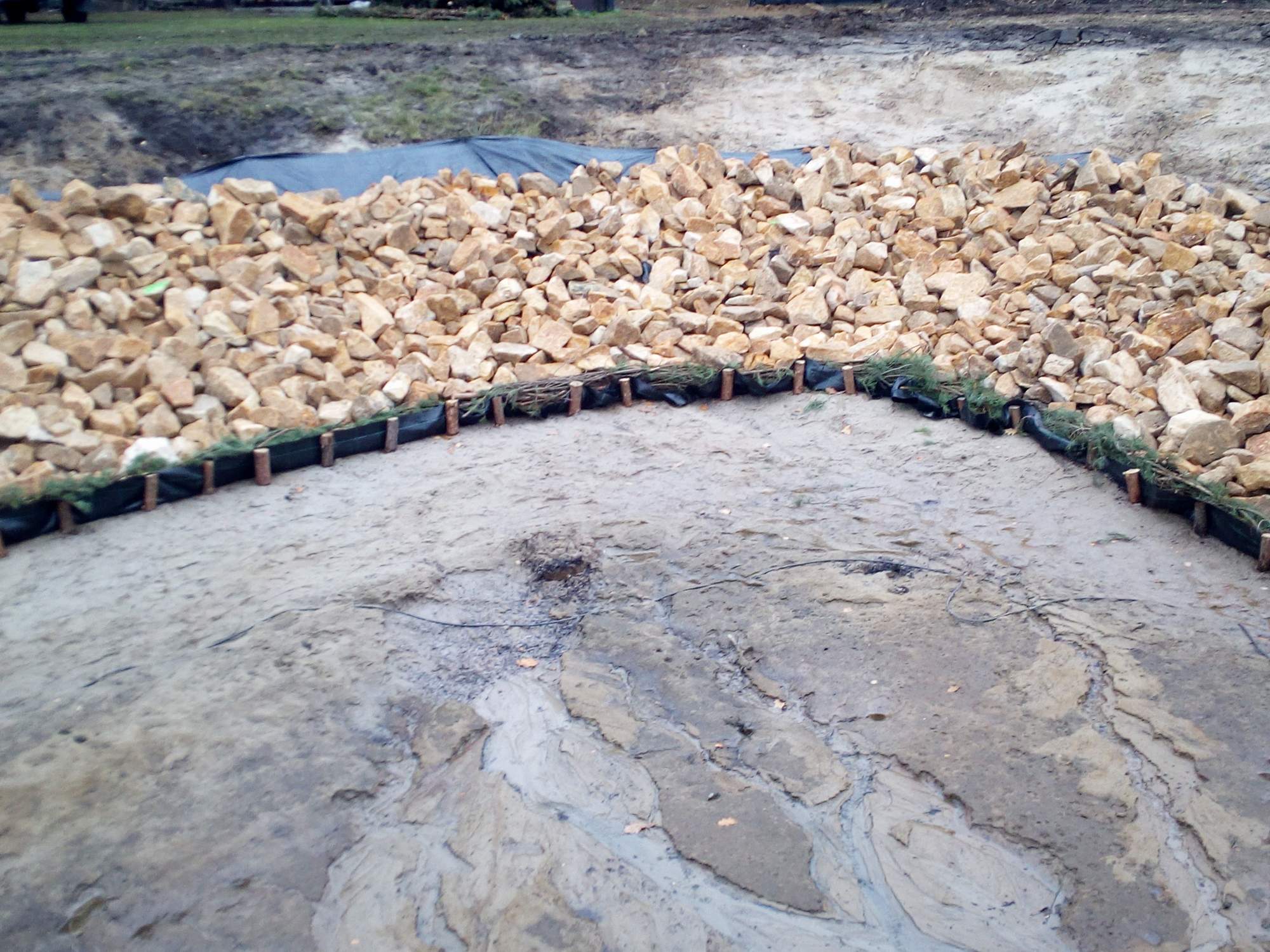 Kamień hydrotechniczny i kominki z piaskowca – trwałe rozwiązania do domu