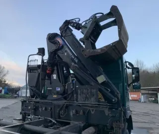 wywrotka 6x6 z dzwigiem Volvo — zdjęcie 4