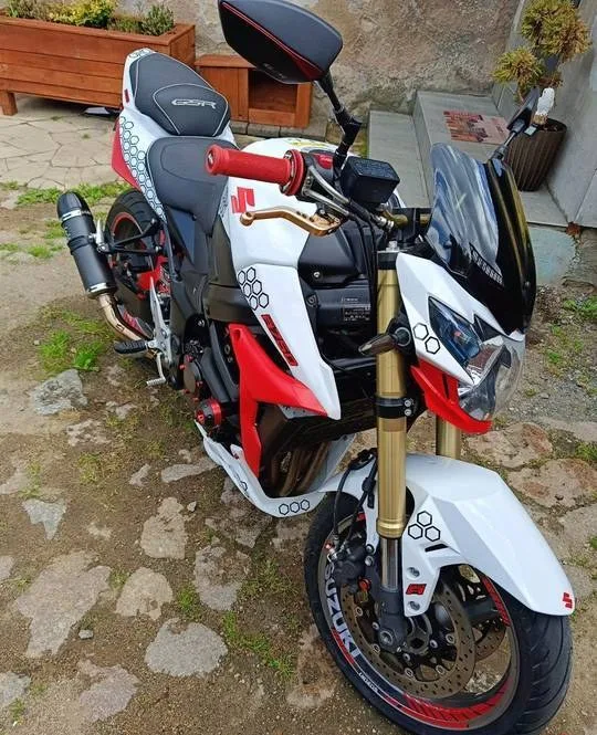 Suzuki GSR 750