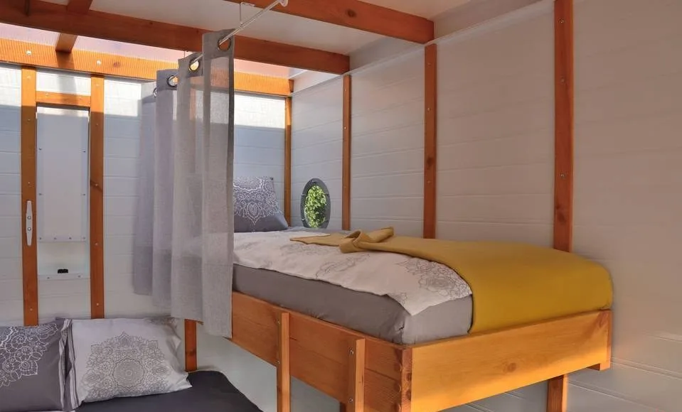 Houseboat Łabądź na jeziorze Sasek Wielki nocleg domek ryby