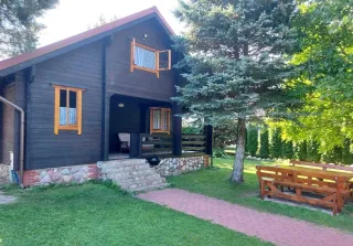 Domek letniskowy na Mazurach nad jeziorem, z linią brzegową jeziora — zdjęcie 1