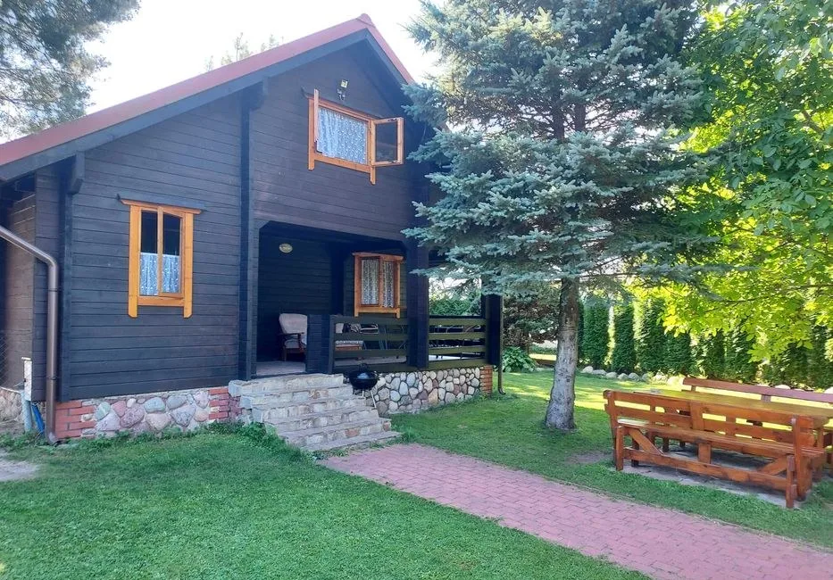 Domek letniskowy na Mazurach nad jeziorem, z linią brzegową jeziora