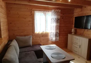 Domek letniskowy na Mazurach nad jeziorem, z linią brzegową jeziora — zdjęcie 4