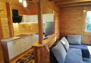 Domek letniskowy na Mazurach nad jeziorem, z linią brzegową jeziora — zdjęcie 3