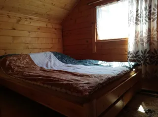 Domek letniskowy na Mazurach nad jeziorem, z linią brzegową jeziora — zdjęcie 10