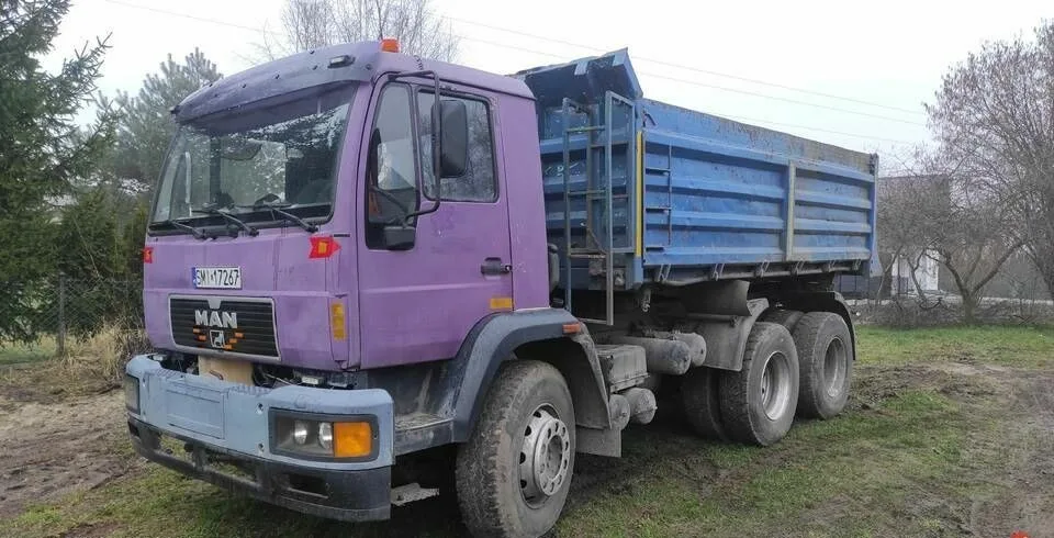 Usługi transportowe wywrotkami trzy i czteroosiowymi koparka